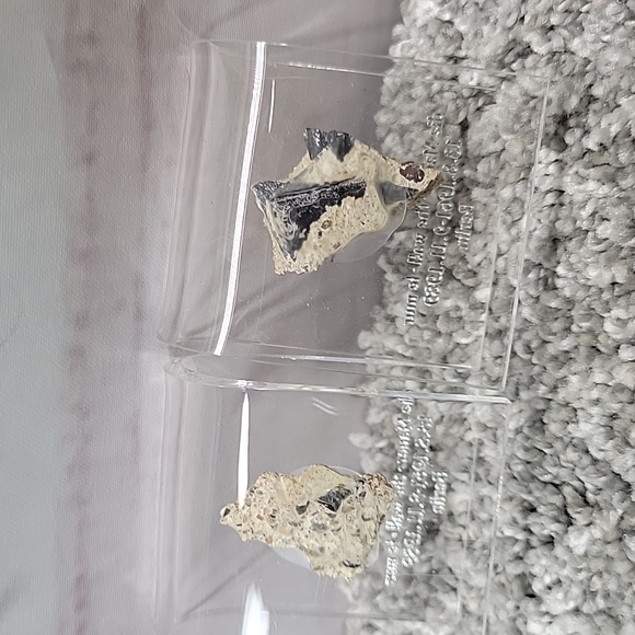 Genuine Piece of the Berlin Wall in an Acrylic Display the Left One - Picture 5 of 5